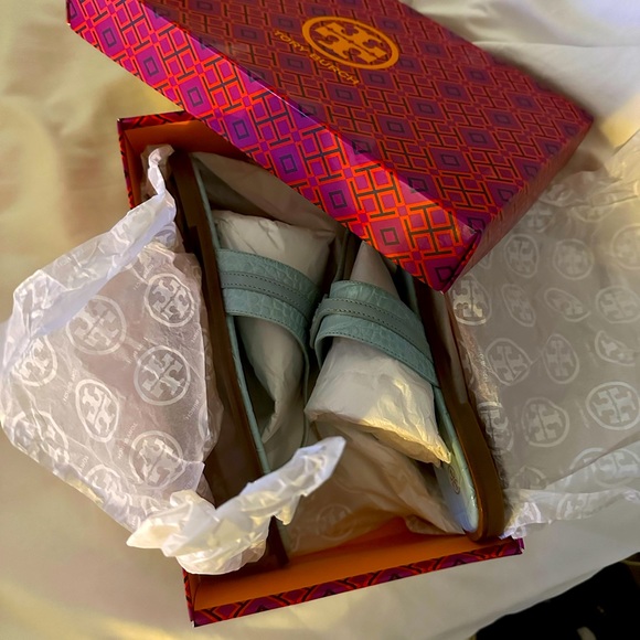 Brand New WITH box! Tory Burch Thong Sandal - Never Worn! - Picture 4 of 4